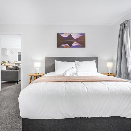 Modern Retreat With King Bed - By Kosh Bnb Hamilton Exterior foto